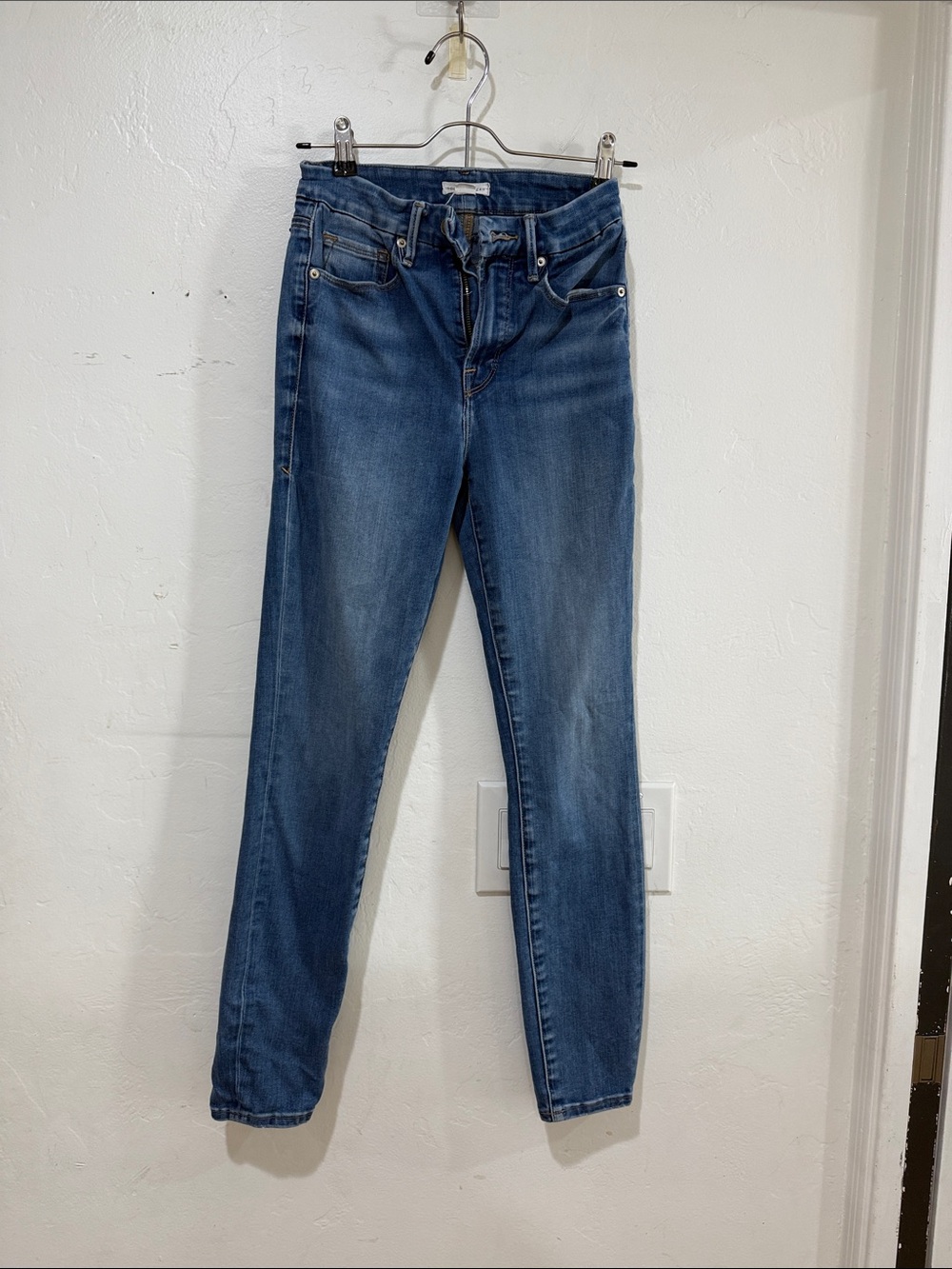 Good American Skinny Jeans in Medium Blue Wash